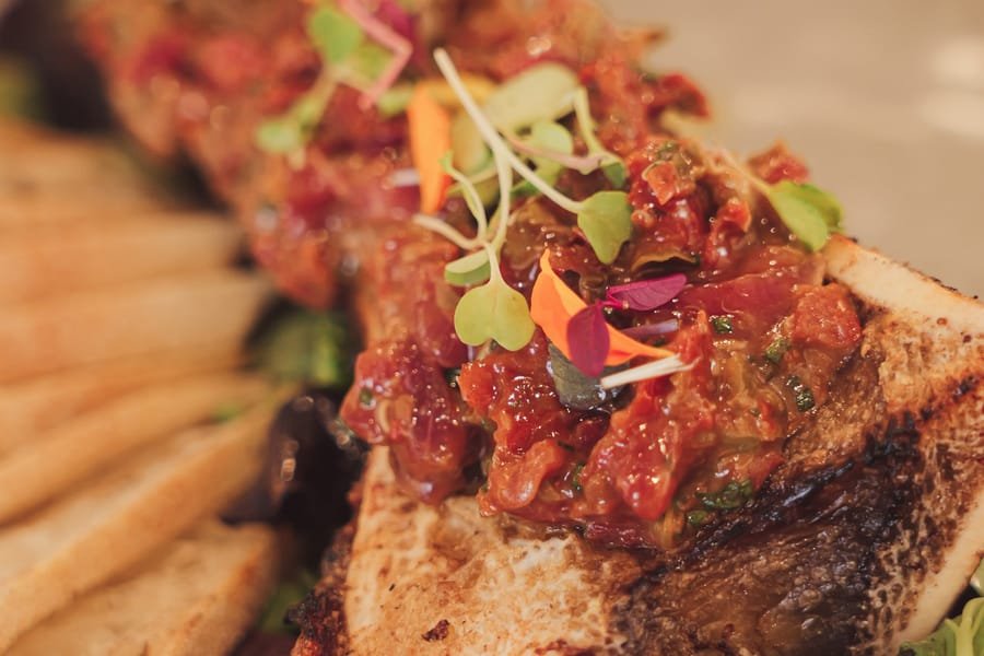 Tuétano a la parrilla con tartar de atún de Nusa Dua