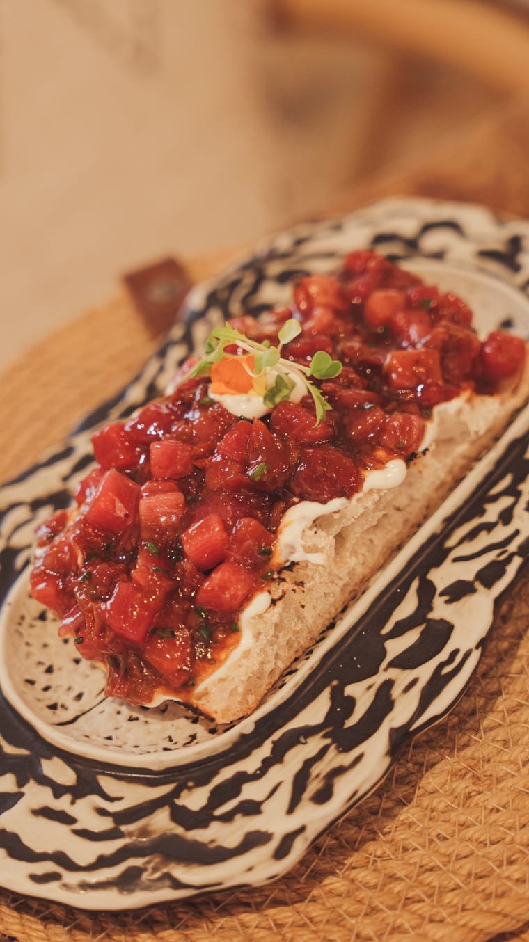 Tartar de atún sobre pan tostado de Nusa Dua