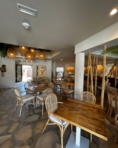 Sala con mesas de madera y ratán